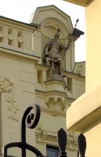 Plastika rytíře v nice fasády